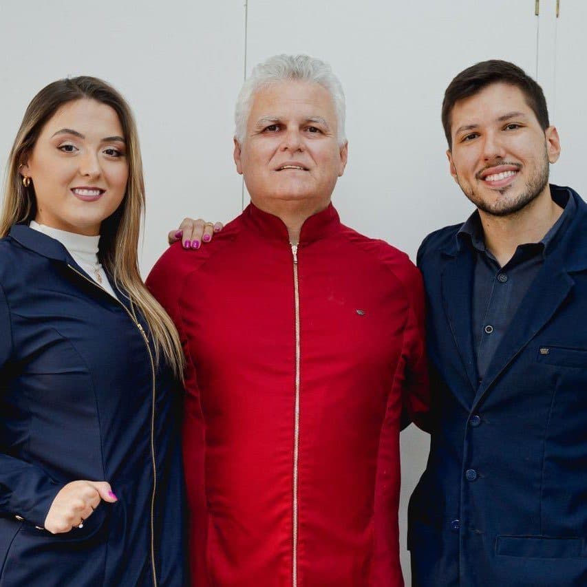 Dr. Murilo Bomfim Alves ao lado do pai e de uma colega da Odontologia Alves